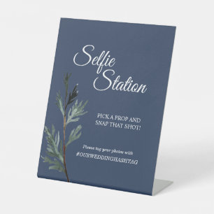 Pine Blue Winter Wedding Selfie Station Sockelschild