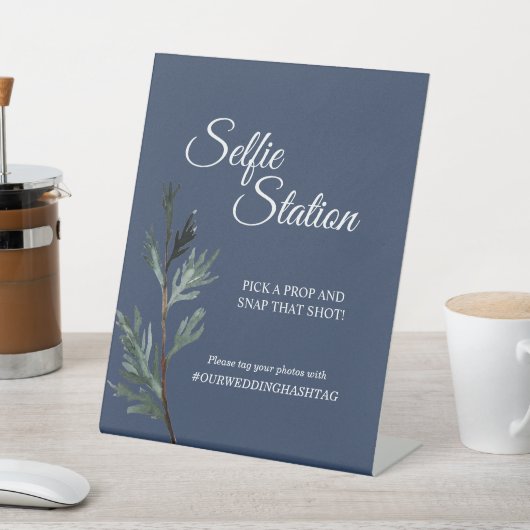 Pine Blue Winter Wedding Selfie Station Sockelschild (In SItu)