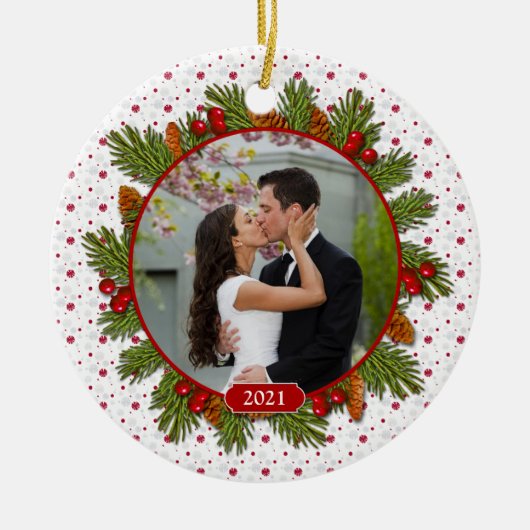Pine Boughs Holly 1. Weihnachtsfeier Zusammen Foto Keramikornament (Vorne)