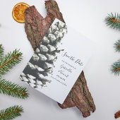 Pine Cone auf White Woods Wedding Retten Sie das D Save The Date
