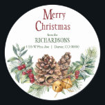 Pine Cone Jingle Bells Christmas Rücksendeadresse Runder Aufkleber<br><div class="desc">Diese hübschen Holiday Aufkleber haben ein Aquarellbild von einem halben Kranz aus Kiefernbäumen,  heilig mit roten Beeren,  Kiefernzapfen und Goldklingeln unten. In der oberen Mitte befindet sich der stilisierte Text "Frohe Weihnachten" in Rot und Ihr individueller Text in Grün. Feierlich zum Versiegeln Ihrer Korrespondenz oder Geschenktaschen.</div>