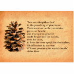 Pine Cone und John Muir Zitat Fotoskulptur Magnet<br><div class="desc">Eine digitale Darstellung eines Kiefernkonus aus Ma'alot-Tarshiha in Nordisrael, Galiläa, überlagert auf einem alten Papierhintergrund, zusammen mit dem Zitat: "Nur wenige sind völlig taub, um Kiefernbäume zu predigen. Ihre Predigten auf den Bergen gehen uns ins Herz; und wenn die Menschen im Allgemeinen, auch einmal, in den Wald got werden könnten,...</div>