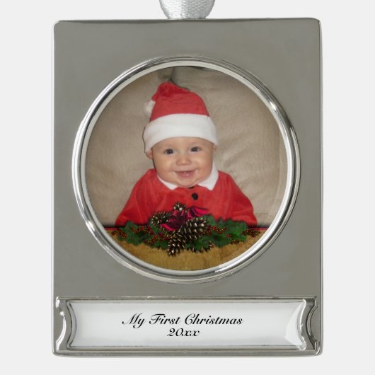 Pine Cones and Ribbon Erstes Weihnachten Banner-Ornament Silber (Vorderseite)