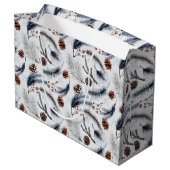 Pine Cones & Pine Needles Weihnachtsmuster Große Geschenktüte (Rückseite Schrägansicht)