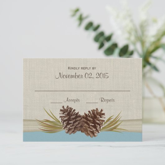 Pine Cones und Burlap Winter Blue Response Card RSVP Karte (Stehend Vorderseite)