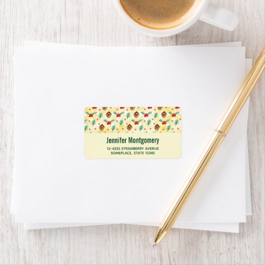 Pine Cones und Holly Christmas Pattern Adressaufkleber (Insitu)