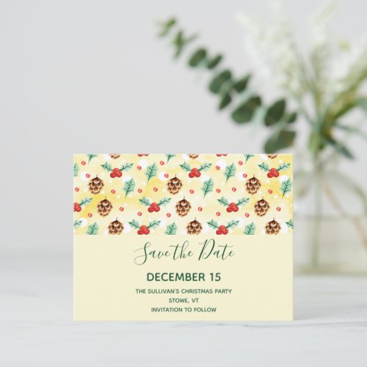Pine Cones und Holly Winter Pattern Save the Date Einladungspostkarte (Stehend Vorderseite)