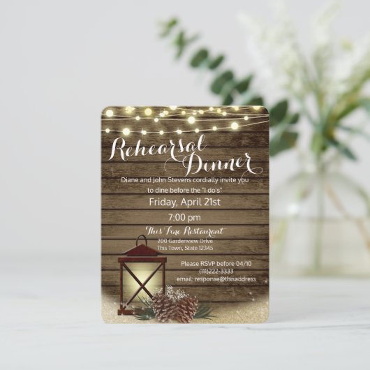 Pine Cones und Lantern Rustikale Probe Abendessen Einladung (Stehend Vorderseite)