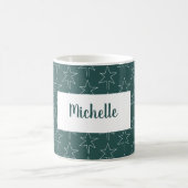 Pine Green Christmas Stars Muster Mit Monogramm Kaffeetasse (Mittel)