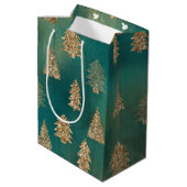 Pine Green Gold Glitzer Glam Weihnachtsbaumen Mittlere Geschenktüte (Rückseite Schrägansicht)