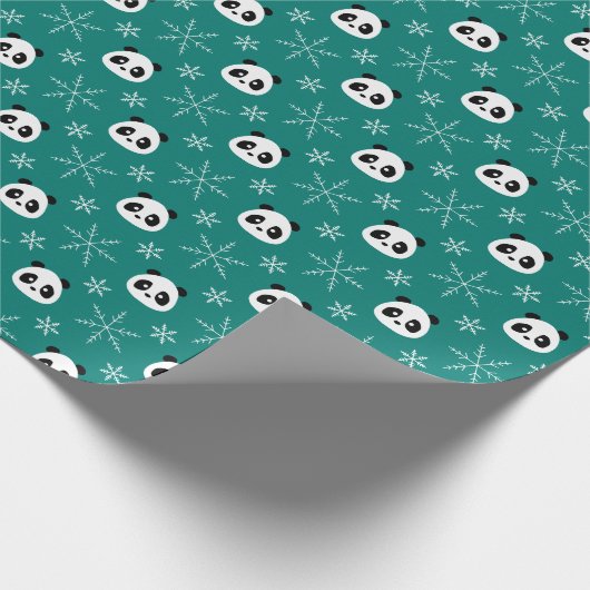 Pine Green - Niedliche Pandas mit Schneeflocken Geschenkpapier (Ecke)
