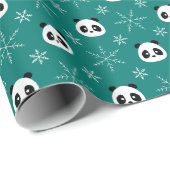 Pine Green - Niedliche Pandas mit Schneeflocken Geschenkpapier (Rolleneckpunkt)