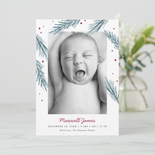 Pine Holiday Blätter und Berries Multi Foto Birth Ankündigung (Stehend Vorderseite)