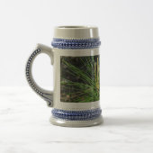 Pine Needles von Kenneth Yoncich Bierglas (Links)