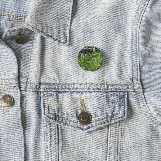 Pine Needles von Kenneth Yoncich Button (Beispiel)