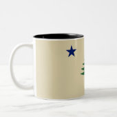Pine tree and star 1901 flag of Maine State Zweifarbige Tasse (Links)
