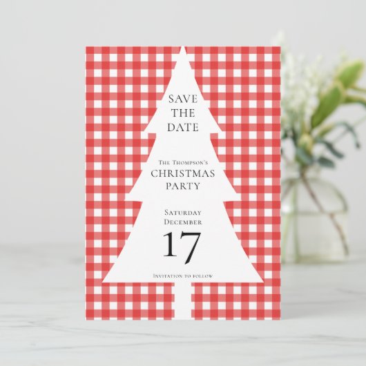 Pine Tree Christmas Red Gingham Save the Date Einladung (Stehend Vorderseite)
