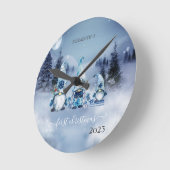 Pine Tree Fores, Blue Gnomes Holiday Runde Wanduhr (Winkel)