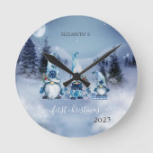 Pine Tree Fores, Blue Gnomes Holiday Runde Wanduhr (Vorderseite)