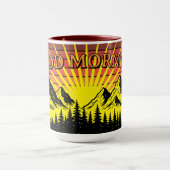 Pine Tree Forest Over Mountains & Retro Sunset Tasse (Zentrum)
