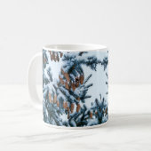 Pine Tree mit Cones und Schnee Tasse (Vorderseite Links)