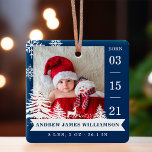 Pine Tree & Snow Baby Birth Stats & Fotos Blau Keramikornament<br><div class="desc">Neue Babygeburtstati Foto Weihnachtsschmuck. Das Design besteht aus zwei Fotos, einem Foto auf der Vorderseite und einem auf der Rückseite. Zeigen Sie das Foto Ihres neuen Babys an. Das Geburtsdatum wird an der Seite angezeigt und der Name des Babys und die Geburtsdaten befinden sich unten. Am Ende des Fotos wird...</div>