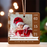 Pine Tree & Snow Baby Birth Stats & Fotos Brown Keramikornament<br><div class="desc">Neue Babygeburtstati Foto Weihnachtsschmuck. Das Design besteht aus zwei Fotos, einem Foto auf der Vorderseite und einem auf der Rückseite. Zeigen Sie das Foto Ihres neuen Babys an. Das Geburtsdatum wird an der Seite angezeigt und der Name des Babys und die Geburtsdaten befinden sich unten. Am Ende des Fotos wird...</div>