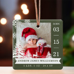 Pine Tree & Snow Baby Birth Stats & Fotos Red Keramikornament<br><div class="desc">Neue Babygeburtstati Foto Weihnachtsschmuck. Das Design besteht aus zwei Fotos, einem Foto auf der Vorderseite und einem auf der Rückseite. Zeigen Sie das Foto Ihres neuen Babys an. Das Geburtsdatum wird an der Seite angezeigt und der Name des Babys und die Geburtsdaten befinden sich unten. Am Ende des Fotos wird...</div>