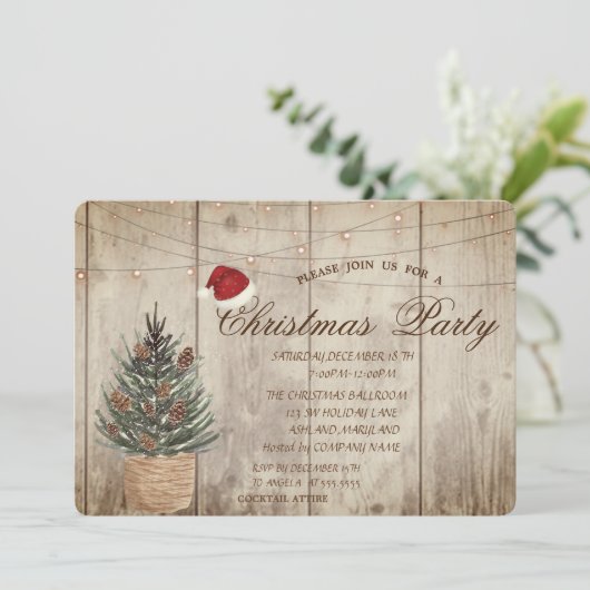 Pine Tree, String Lights, Holztextur Weihnachten Einladung (Stehend Vorderseite)