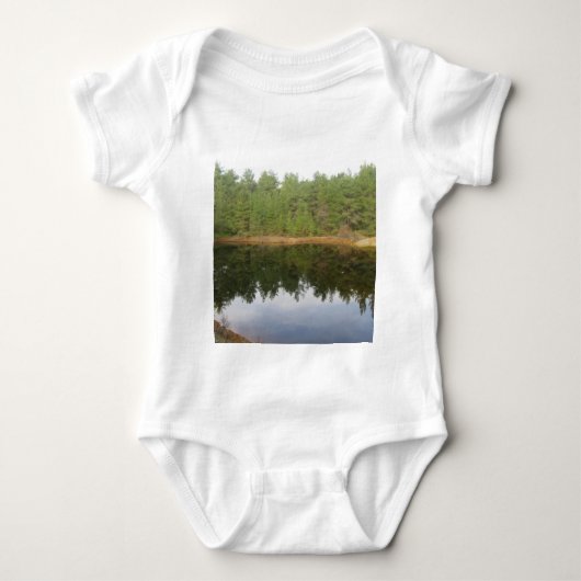 Pine Treflection Lake Baby Strampler (Vorderseite)