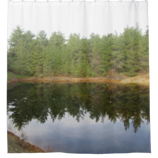 Pine Treflection Lake Duschvorhang (Vorderseite)