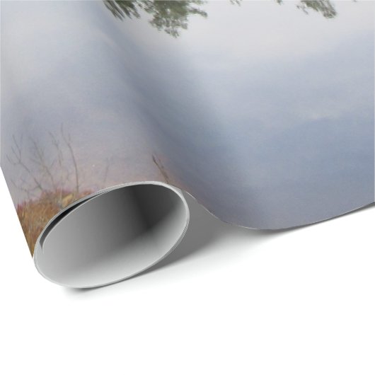 Pine Treflection Lake Geschenkpapier (Rolleneckpunkt)