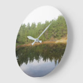 Pine Treflection Lake Große Wanduhr (Winkel)