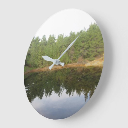 Pine Treflection Lake Große Wanduhr (Winkel)