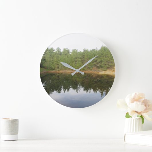Pine Treflection Lake Große Wanduhr (Zuhause)