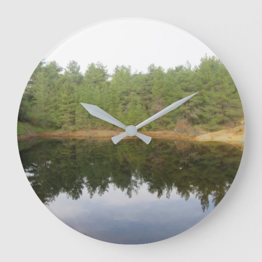 Pine Treflection Lake Große Wanduhr (Vorderseite)