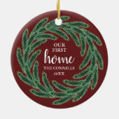 Pine Wreath Red Green Personalisiert unsere erste  Keramik Ornament (Hinten)
