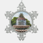 Pineapple Fountain in Charleston, Schneeflocken Zinn-Ornament (Vorderseite)