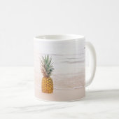 Pineapple on sand near beach kaffeetasse (VorderseiteRechts)