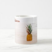 Pineapple on sand near beach kaffeetasse (Mittel)