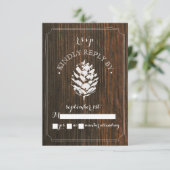 Pinecone Barn Wood Wedding RSVP Karte (Stehend Vorderseite)
