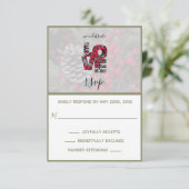 Pinecone Evergreen Red Berries Response Card RSVP Karte (Stehend Vorderseite)