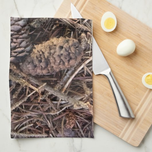 Pinecone und Pine Needles auf dem Waldboden Küchentuch (Viertel Falte)