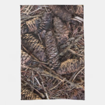 Pinecone und Pine Needles auf dem Waldboden