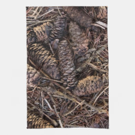 Pinecone und Pine Needles auf dem Waldboden Küchentuch