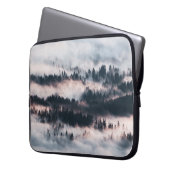 PINENBÄUME MIT SCHNEE LAPTOPSCHUTZHÜLLE (Vorderseite Links)