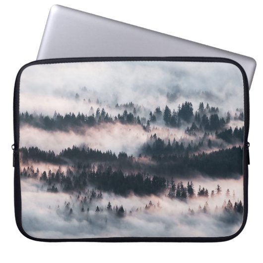 PINENBÄUME MIT SCHNEE LAPTOPSCHUTZHÜLLE (Vorderseite)