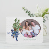 Pines Berries and Bow Holiday Foto Card Feiertagskarte (Stehend Vorderseite)