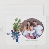 Pines Berries and Bow Holiday Foto Card Feiertagskarte (Vorne/Hinten)