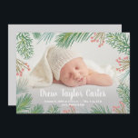 Pines Christmas Baby Foto Geburtshinweise<br><div class="desc">Elegant süße Geburtshinweise zeigen Ihr Lieblingsbaby-Foto mit einem Rand von Kiefern und Beeren,  dem Namen Ihres Babys,  der Geburtsstatistik und den Namen der Eltern in jeder Schriftart- und Schriftart-Farbe. Ändern Sie die Farbe auf der Rückseite und fügen Sie mehr Fotos auf der Rückseite auch!</div>